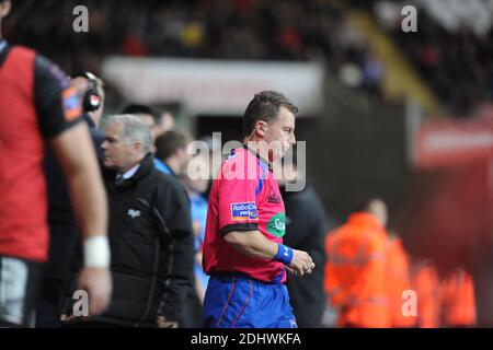 Dossier pic de l'arbitre Nigel Owens qui a annoncé sa retraite du rugby international après avoir été REF pour 100 tests. Swansea -UK - 25 octobre 2013 - RapoDirect PRO12 - Ospreys / Newport Gwent Dragons au stade Liberty de Swansea : l'arbitre Nigel Owens marche sur le terrain de jeu. Banque D'Images