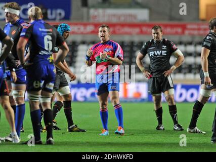 Dossier pic de l'arbitre Nigel Owens qui a annoncé sa retraite du rugby international après avoir été REF pour 100 tests. Swansea -UK - 25 octobre 2013 - RapoDirect PRO12 - Osprey v Newport Gwent Dragons au Liberty Stadium de Swansea : Referee Nigel Owens parlant aux joueurs. Banque D'Images