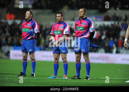 Dossier pic de l'arbitre Nigel Owens qui a annoncé sa retraite du rugby international après avoir été REF pour 100 tests. Swansea -UK - 25 octobre 2013 - RaboDirect PRO12 - Ospreys / Newport Gwent Dragons au Liberty Stadium de Swansea : Referee Nigel Owens (au milieu) avec des linesmen avant le coup de pied. Banque D'Images