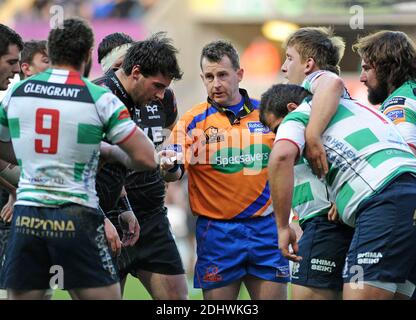 Dossier pic de l'arbitre Nigel Owens qui a annoncé sa retraite du rugby international après avoir été REF pour 100 tests. RapoDirect Pro 12 - Ospreys / Benetton Treviso - Swansea - 16 février 2014 : Referee Nigel Owens s'adressant aux joueurs. Banque D'Images