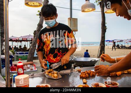 Pattaya quartier Chonburi Thaïlande Asie pendant le festival il ya De nombreux stands de nourriture thaïlandaise le long de la route de la plage Banque D'Images