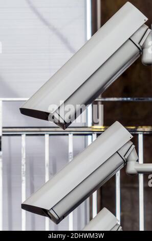 Kameras einer Videoüberwachung auf einem Bahnhof. Kontrolle de Sicherheit, Banque D'Images