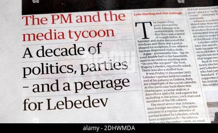 "Le PM et le magnat des médias, UNE décennie de politique, des partis - et un peerage pour Lebedev" titre du journal à l'intérieur de l'article Londres UK 21 octobre 2020 Banque D'Images