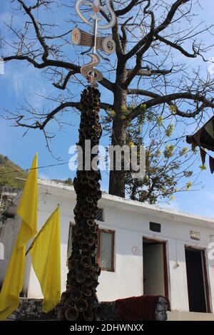 Un temple ornant avec des cloches accrochées sur un arbre dans un village de tehri Garhwal, Uttarakhand.Devoties offre la cloche, les accrocher sur les arbres, créer comme un poteau. Banque D'Images