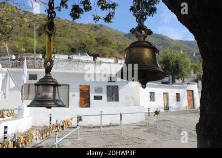 Un temple ornant avec des cloches accrochées sur un arbre dans un village de tehri Garhwal, Uttarakhand.Devoties offre la cloche, les accrocher sur les arbres, créer comme un poteau. Banque D'Images