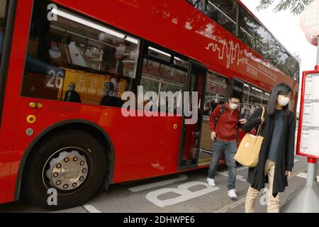 Hong Kong, Chine. 12 décembre 2020. Les passagers portant un masque descendez d'un bus à Hong Kong, dans le sud de la Chine, le 12 décembre 2020. Le Centre pour la protection de la santé (CHP) de Hong Kong a signalé 69 autres cas confirmés de COVID-19 samedi, ce qui porte son nombre à 7,446. Credit: Wu Xiaochu/Xinhua/Alay Live News Banque D'Images