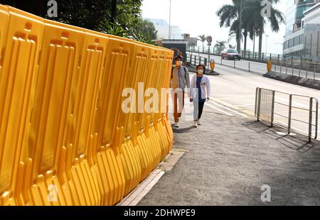 Hong Kong, Chine. 12 décembre 2020. Les gens marchent dans une rue à Hong Kong, Chine du sud, 12 décembre 2020. Le Centre pour la protection de la santé (CHP) de Hong Kong a signalé 69 autres cas confirmés de COVID-19 samedi, ce qui porte son nombre à 7,446. Credit: Wu Xiaochu/Xinhua/Alay Live News Banque D'Images