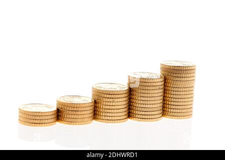 Ein Stapel Münzen von Euro und eurocent. Freigestellt, Banque D'Images