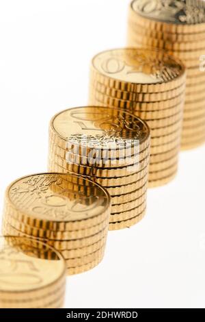Ein Stapel Münzen von Euro und eurocent. Freigestellt, Banque D'Images