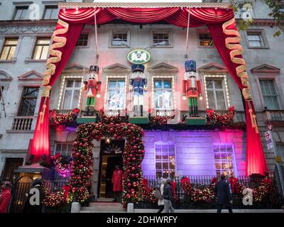 Londres, Grand Londres, Angleterre - 10 décembre 2020 : façade festive du club privé Annabels à Berkeley Square, Mayfair. Banque D'Images