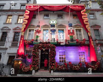 Londres, Grand Londres, Angleterre - 10 décembre 2020 : façade festive du club privé Annabels à Berkeley Square, Mayfair. Banque D'Images