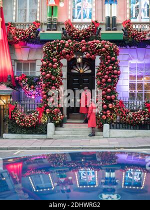 Londres, Grand Londres, Angleterre - 10 décembre 2020 : façade festive du club privé Annabels à Berkeley Square, Mayfair. Banque D'Images