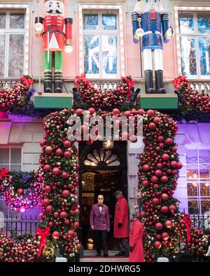 Londres, Grand Londres, Angleterre - 10 décembre 2020 : façade festive du club privé Annabels à Berkeley Square, Mayfair. Banque D'Images