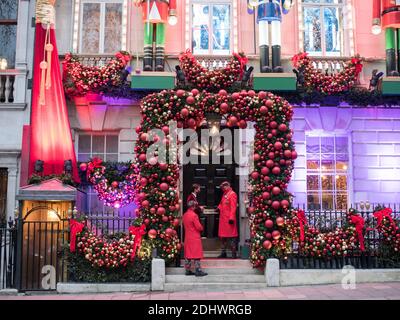 Londres, Grand Londres, Angleterre - 10 décembre 2020 : façade festive du club privé Annabels à Berkeley Square, Mayfair. Banque D'Images