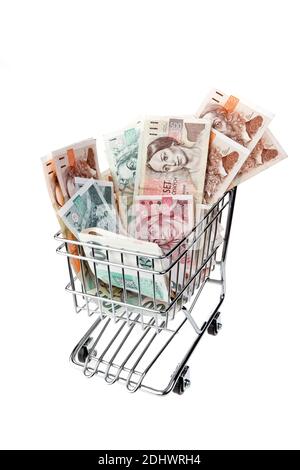Einkaufswagen voll mit tschechischen Kronen, Banknoten Banque D'Images