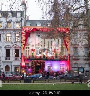 Londres, Grand Londres, Angleterre - 10 décembre 2020 : façade festive du club privé Annabels à Berkeley Square, Mayfair. Banque D'Images
