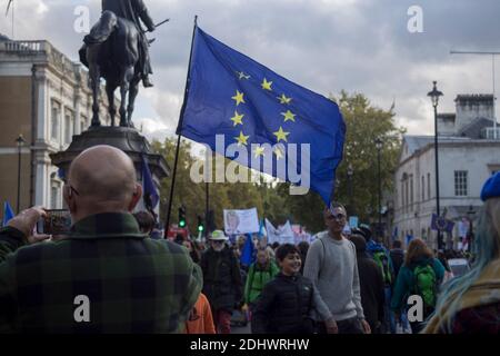 Les manifestants anti-Brexit marchent pour l'Europe avec un FlagBlue de l'UE Banque D'Images