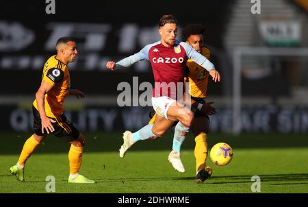 Matty Cash d'Aston Villa (au centre) en action avec Wolverhampton Wanderers' Marcal (à gauche) et Adama Traore lors du match de la Premier League au stade Molineux, Wolverhampton. Banque D'Images