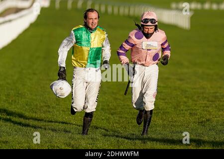 Les jockeys Nico de Boinville (L) et Harry Skelton font un saut en arrière sur la horsewalk après avoir été désexpédiés de leurs montures pendant la Caspian Caviar Gold Cup Handicap Chase à Cheltenham Racecourse. Banque D'Images