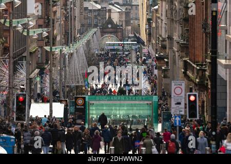 Glasgow, Écosse, Royaume-Uni. 12 décembre 2021. Le premier jour après le confinement de Glasgow réduit au niveau 3, les magasins du centre-ville sont ouverts et de nombreux amateurs de shopping de Noël sont vus dans les rues. Buchanan Street et Argyle Street sont particulièrement occupés. Iain Masterton/Alay Live News Banque D'Images