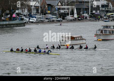 LONDRES 12 décembre 2020. Des équipes de bateaux des clubs d'aviron et des canots de voile sur la Tamise près de Putney lors d'une journée froide à Londres crédit: amer ghazzal/Alay Live News Banque D'Images