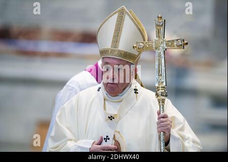 Rome, Italie. 12 décembre 2020. 12 décembre 2020 : le Pape François arrive à la messe à l'occasion de la fête de notre Dame de Guadalupe, dans la basilique Saint-Pierre au Vatican crédit: Agence de photo indépendante/Alamy Live News Banque D'Images