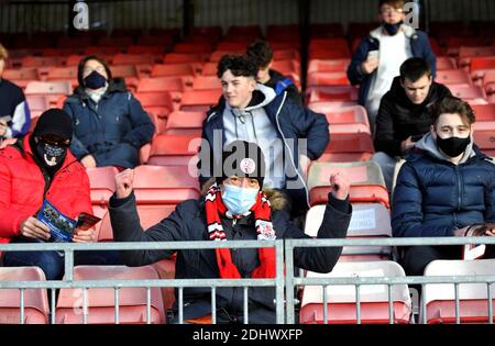 Crawley Royaume-Uni 12 décembre 2020 - les fans dans leurs sièges à leur retour à regarder le football aujourd'hui où un nombre limité ont été autorisés dans pendant le match Sky Bet EFL League deux entre Crawley Town et Barrow AFC au stade de pension du peuple - usage éditorial seulement. Pas de merchandising. - pour plus de détails contacter football Dataco : crédit Simon Dack TPI / Alamy Live News Banque D'Images