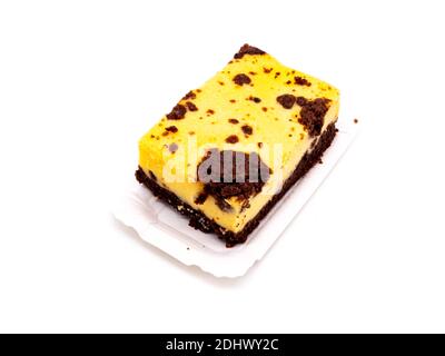 Gâteau russe moucheté isolé sur fond blanc Banque D'Images