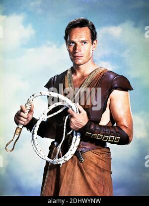 CHARLTON HESTON Portrait en couleur en tant que DIRECTEUR DE BEN-HUR 1959 WILLIAM WYLER Roman général Lew Wallace scénario Karl Tunberg musique Miklos Rozsa Conception de costumes Elizabeth Haffenden producteur Sam Zimbalist Metro Goldwyn Mayer Banque D'Images