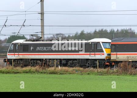 Ancienne BR classe 90 90002 en BR Inter-City Livery vu À Winwick, sur la West Coast main Line, transport d'un railtour intitulé le Royal Scot de Londres à Banque D'Images