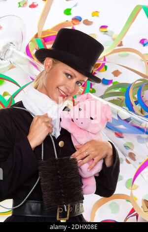 Weiblicher Schornsteinfeger zu Silvester, Fotomontage, Luftschlangen und Konfetti, Banque D'Images