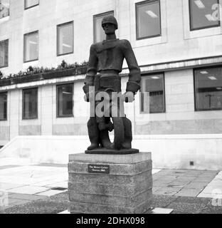 Années 1960, photo historique montrant la sculpture 'Motor Cyclist' de Seigfried Charoux à l'extérieur du Shell Center, South Bank, Londres, Angleterre, Royaume-Uni. La sculpture a été installée en 1962. Né à Vienne, en Autriche, en raison de ses vues politiques et de la prise de contrôle de son pays par les nazis, Charoux s'installe en Angleterre en 1935. Pendant la Seconde Guerre mondiale, il a été interné sur l'île de Man, mais il est devenu citoyen britannique en 1946 et a créé un certain nombre de sculptures remarquables de 1957 à 1964. Banque D'Images