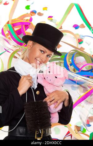 Weiblicher Schornsteinfeger zu Silvester, Fotomontage, Luftschlangen und Konfetti, Banque D'Images