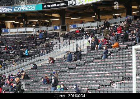 MILTON KEYNES, ANGLETERRE. 12 DÉCEMBRE. Les fans de THA sont de retour à la Sky Bet League One match entre MK Dons et Burton Albion au stade MK, Milton Keynes, le samedi 12 décembre 2020. (Credit: John Cripps | MI News) Credit: MI News & Sport /Alay Live News Banque D'Images