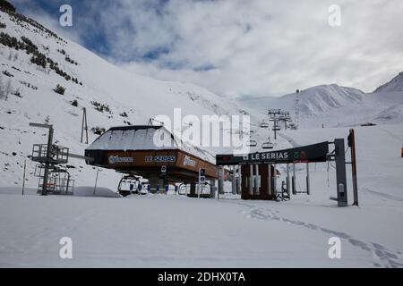 Germ (France) 09 décembre 2020; les remontées mécaniques ont cessé et les pistes de ski sont vides malgré l'abondance de neige dans la station de Peyragudes in Banque D'Images