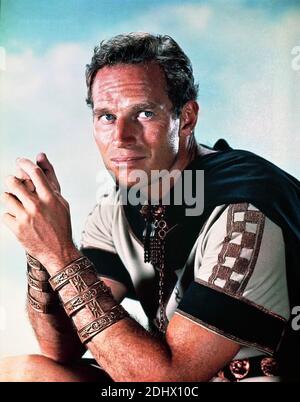 CHARLTON HESTON Portrait en couleur en tant que DIRECTEUR DE BEN-HUR 1959 WILLIAM WYLER Roman général Lew Wallace scénario Karl Tunberg musique Miklos Rozsa Conception de costumes Elizabeth Haffenden producteur Sam Zimbalist Metro Goldwyn Mayer Banque D'Images