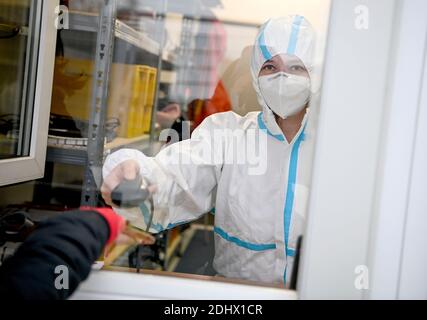 Berlin, Allemagne. 11 décembre 2020. Une jeune femme s'inscrit pour un test d'antigène du COV-SRAS au Centre de test rapide Corona Antigen de Mauerpark, dans le quartier berlinois de Prenzlauer Berg. Avec cette méthode, un résultat de test est disponible après 15-30 minutes. Credit: Britta Pedersen/dpa-Zentralbild/ZB/dpa/Alay Live News Banque D'Images