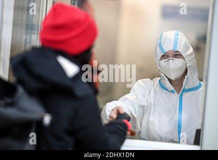 Berlin, Allemagne. 11 décembre 2020. Une jeune femme s'inscrit pour un test d'antigène du COV-SRAS au Centre de test rapide Corona Antigen de Mauerpark, dans le quartier berlinois de Prenzlauer Berg. Avec cette méthode, un résultat de test est disponible après 15-30 minutes. Credit: Britta Pedersen/dpa-Zentralbild/ZB/dpa/Alay Live News Banque D'Images