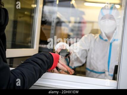 Berlin, Allemagne. 11 décembre 2020. Une jeune femme s'inscrit pour un test d'antigène du COV-SRAS au Centre de test rapide Corona Antigen de Mauerpark, dans le quartier berlinois de Prenzlauer Berg. Avec cette méthode, un résultat de test est disponible après 15-30 minutes. Credit: Britta Pedersen/dpa-Zentralbild/ZB/dpa/Alay Live News Banque D'Images