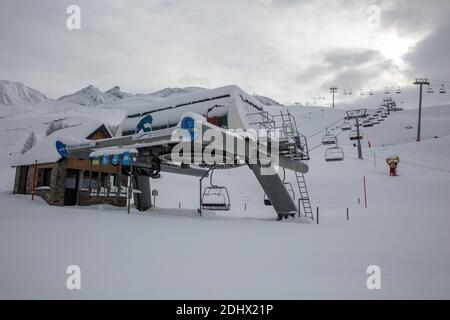 Germ (France) 09 décembre 2020; les remontées mécaniques ont cessé et les pistes de ski sont vides malgré l'abondance de neige dans la station de Peyragudes in Banque D'Images