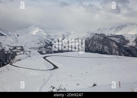 Germ (France) 09 décembre 2020; paysage d'hiver avec des montagnes enneigées de peyragudes paysage de montagne en hiver sous la neige dans le Hig Banque D'Images