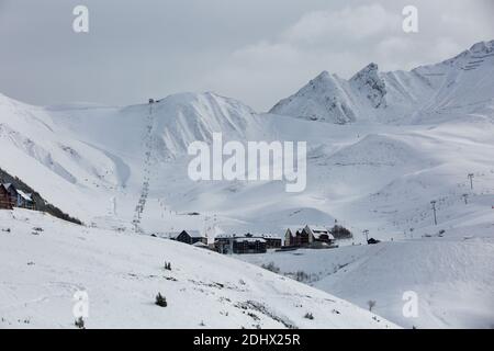 Germ (France) 09 décembre 2020 ; station de ski de Peyragudes dans un paysage d'hiver avec des sommets enneigés paysage de montagne en hiver sous la neige i Banque D'Images