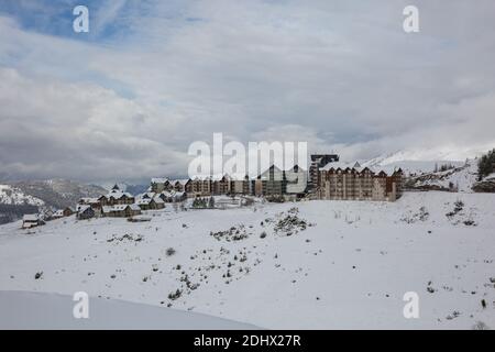 Germ (France) 09 décembre 2020 ; station de ski de Peyragudes dans un paysage d'hiver avec des sommets enneigés paysage de montagne en hiver sous la neige dans Banque D'Images