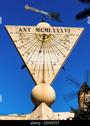 Eine Sonnenuhr in der Stadt Palma auf Mallora, espagnol. Banque D'Images