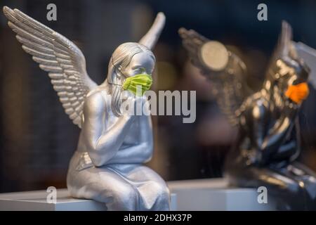 Nuremberg, Allemagne. 12 décembre 2020. Les personnages d'ange avec la bouche et le nez auto-cousus se trouvent dans la vitrine d'un opticien dans le centre-ville. Compte tenu du nombre croissant de corona, il y a des signes de plus en plus nombreux qu'un verrouillage est imminent. Credit: Daniel Karmann/dpa/Alay Live News Banque D'Images