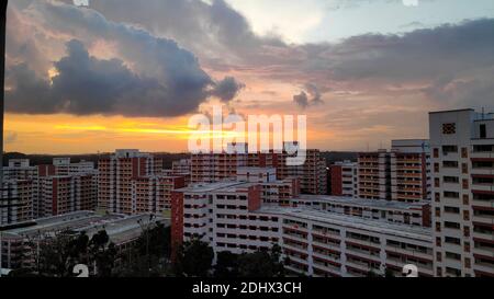 Coucher de soleil derrière la rangée d'appartements HDB à Singapour Banque D'Images