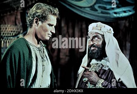 CHARLTON HESTON et HUGH GRIFFITH dans BEN-HUR 1959 directeur WILLIAM ROMAN DE WYLER le général Lew Wallace scénario Karl Tunberg musique Miklos Rozsa costume design Elizabeth Haffenden producteur Sam Zimbalist Metro Goldwyn Payeur Banque D'Images