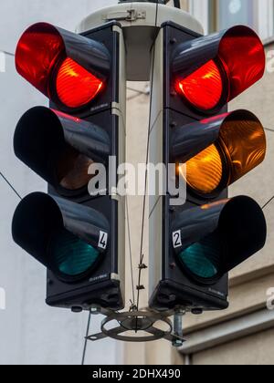 Verkehrsampel mit rotem und gelben oder orangem Licht. Banque D'Images