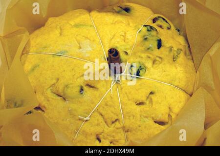 Pâte brute pour un pain de citrouille avec potiron graines et canneberges Banque D'Images