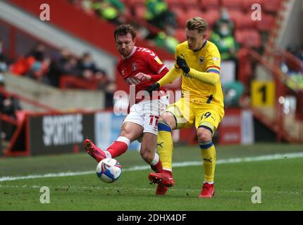 Alex Gilbey (à gauche) de Charlton Athletic et Joe Pigott, de l'AFC Wimbledon, se battent pour le ballon lors du match Sky Bet League One à la Valley, Londres. Banque D'Images